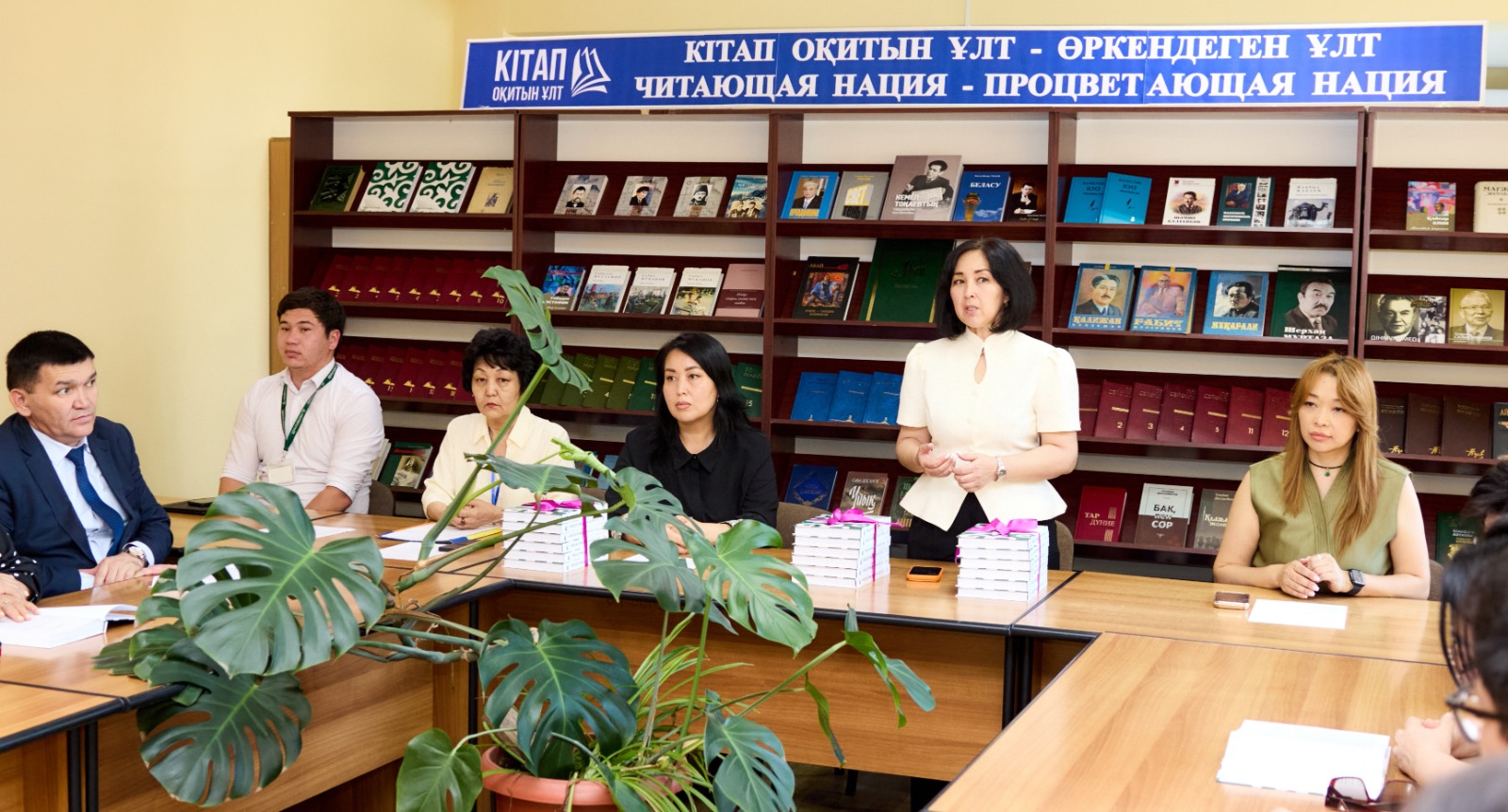 ӘБІШ КЕКІЛБАЕВТЫҢ «ЕЛЕҢ-АЛАҢ» РОМАНЫ KazNARU ҒЫЛЫМИ КІТАПХАНАСЫ ҚОРЫНА ТАБЫСТАЛДЫ